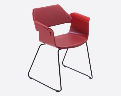 Elegáns, modern falábas karfás szék amerikai dió kivitelben és fekete bőrkárpittal.